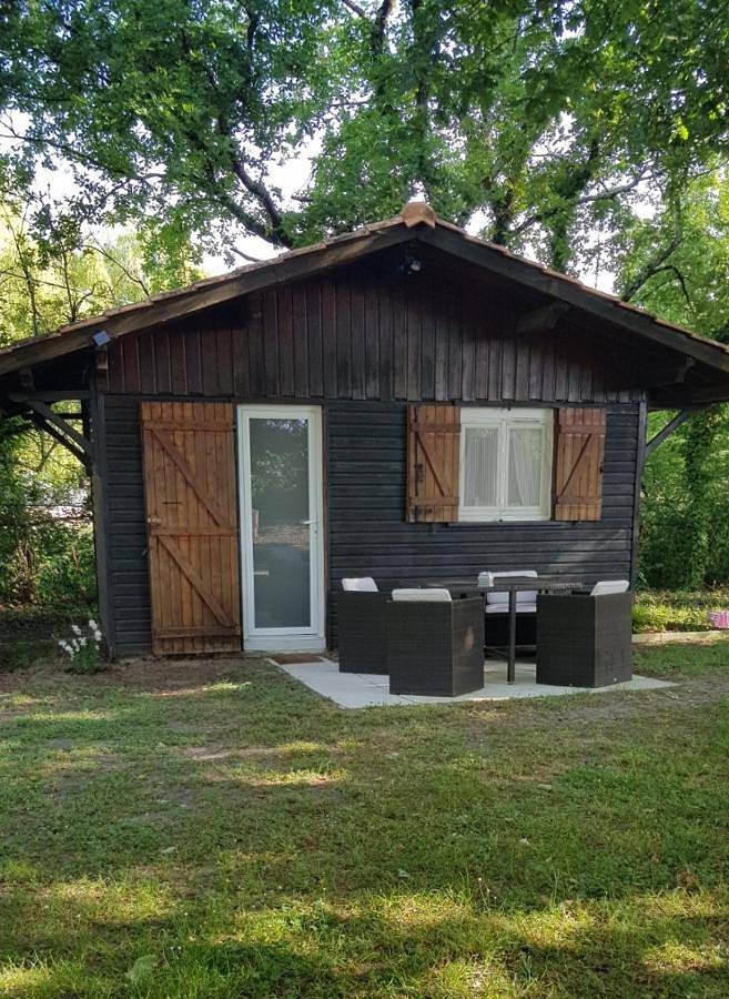 Location de vacances pour 2 personnes, avec piscine ainsi que jardin et terrasse à Cussac-Fort-Médoc - 2