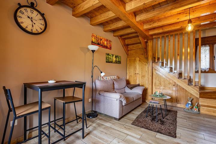 Hel lejlighed, 'El Arniu' Apartment with Mountain Views, Private Terrace and Wi-Fi in Cangas de Onís, Asturias Province