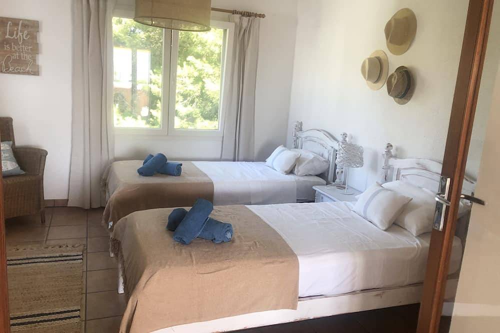 Sea view villa in top location - own pool - 3 bedrooms / 3 bathrooms - everything within walking distance! in Cala d'Or, Santanyí