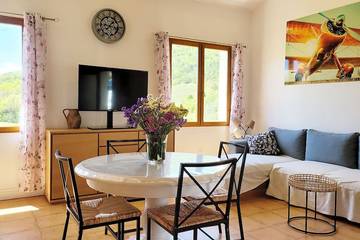 Gîte pour 6 personnes, avec terrasse ainsi que jardin et piscine, animaux acceptés à Banon