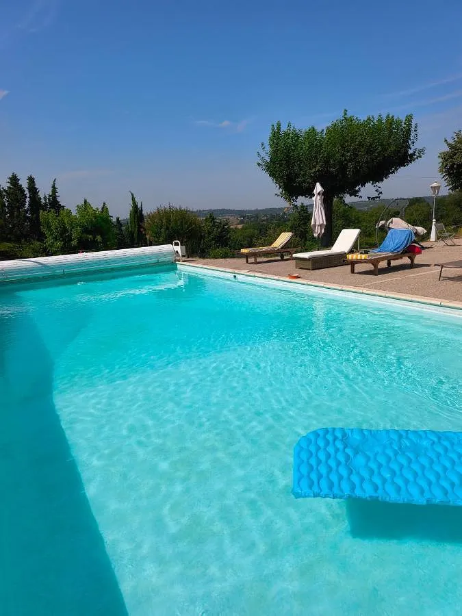 Alojamiento y desayuno para 2 personas, con piscina y vistas además de terraza y jardín - 1