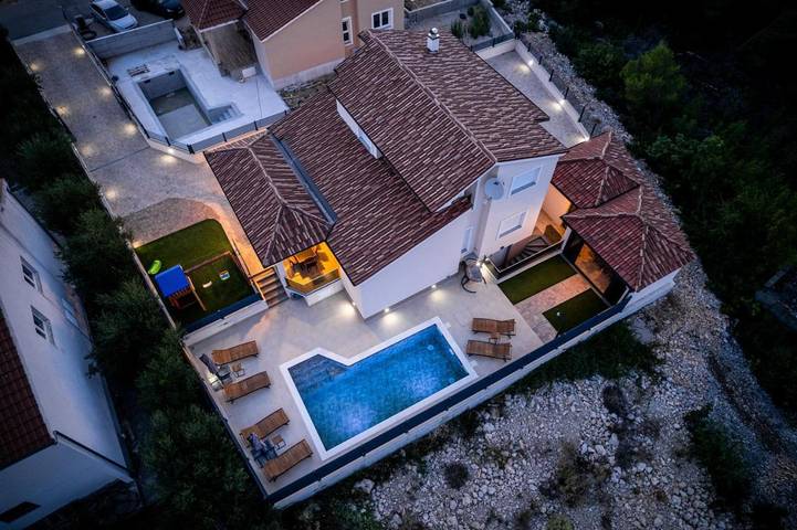 Villa pour 8 personnes, avec jardin et piscine ainsi que terrasse et vue, animaux acceptés à Šibenik - 4