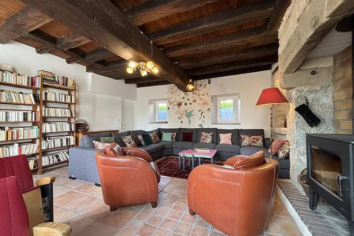 Gîte pour 14 personnes, avec jardin ainsi que terrasse et piscine