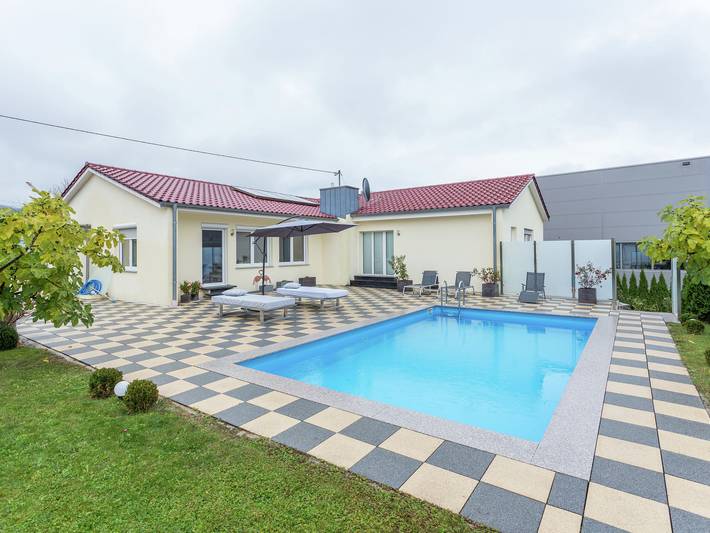 Ferienwohnung für 4 Personen, mit Terrasse und Pool in Markdorf