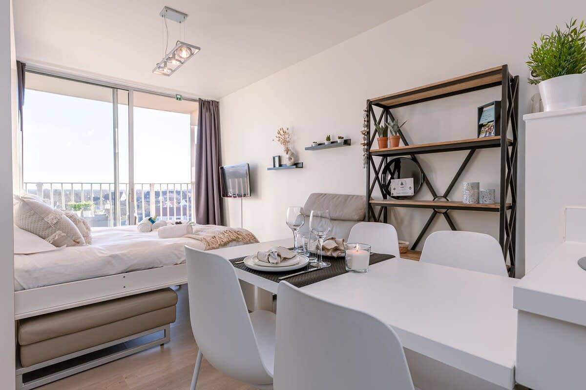 Geheel vakantieappartement, Huswell - Stylish Studio | Steps from beach & sea in Nieuwpoort, Belgische Kust
