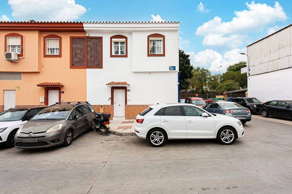 Apartamento entero, Apartamento 'Manoli' con vistas a la montaña, Wi-Fi y aire acondicionado in Campanillas, Málaga