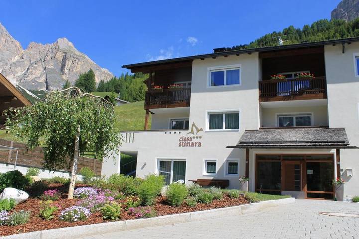 Vakantiewoning voor 4 personen, with Balkon and Terras as well as Tuin and Uitzicht in Colfosco