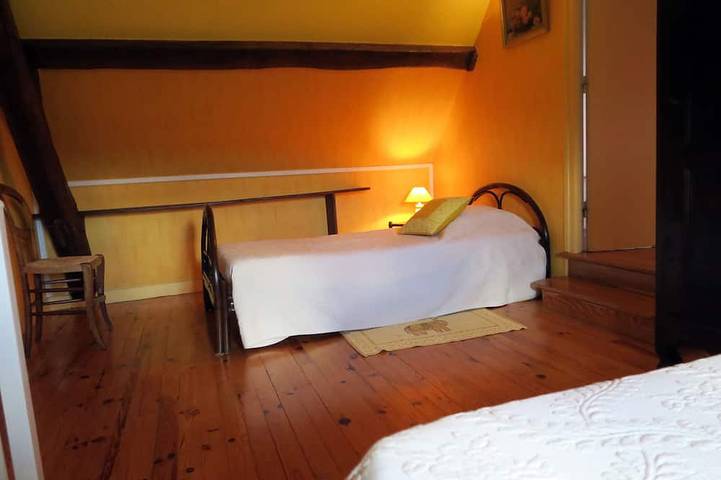 Bourbonnaise Haus 10 P.  Zugang zum privaten Schwimmbad. 7 km von Pal. in Beaulon, Allier