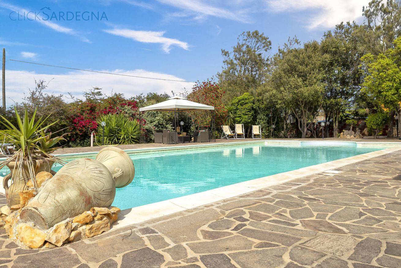 Entire apartment, Villa Melograno with annexe, exclusive swimming pool surrounded by greenery  in Porto Torres, Sassari Province