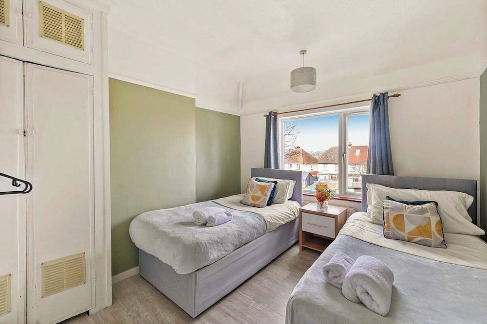 Spacious House with Parking & Garden - Sleeps 7 in Kent