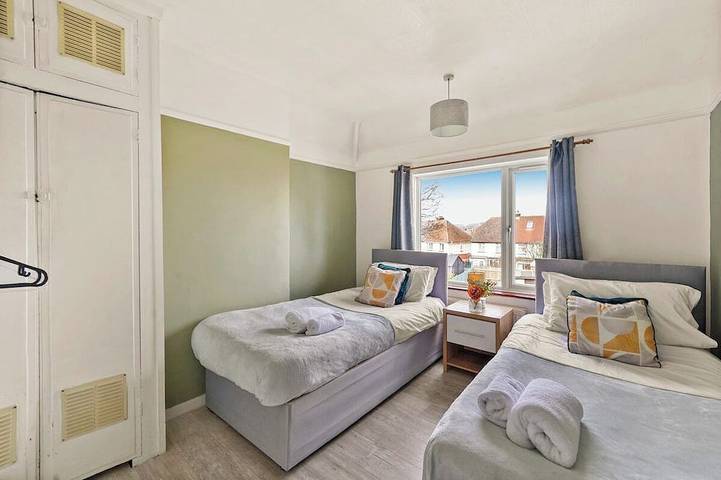 Spacious House with Parking & Garden - Sleeps 7 in Kent