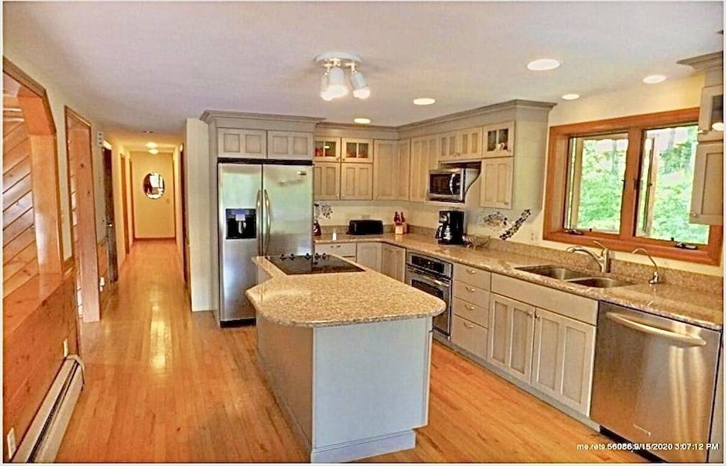 Walk to the beach! Luxuriate in an outdoor sauna in Biddeford, York County