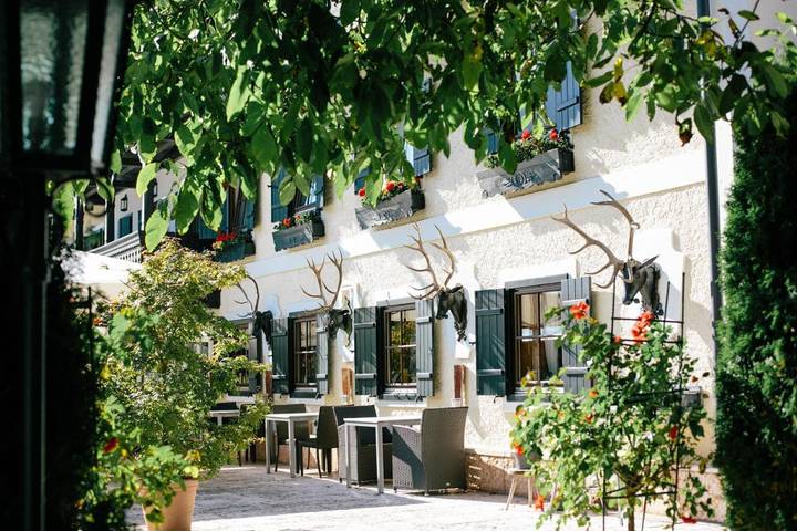 Hotel voor 6 personen, with zwembad and uitzicht as well as sauna and tuin in Strobl