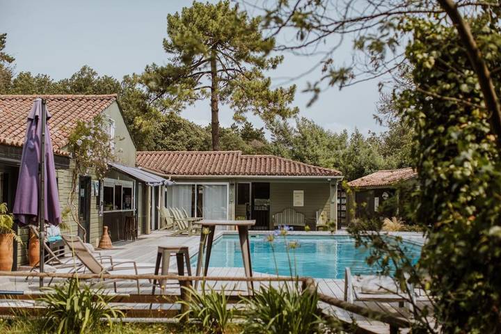 Parc de vacances pour 5 personnes, avec terrasse ainsi que piscine et jardin, animaux acceptés en Charente-Maritime