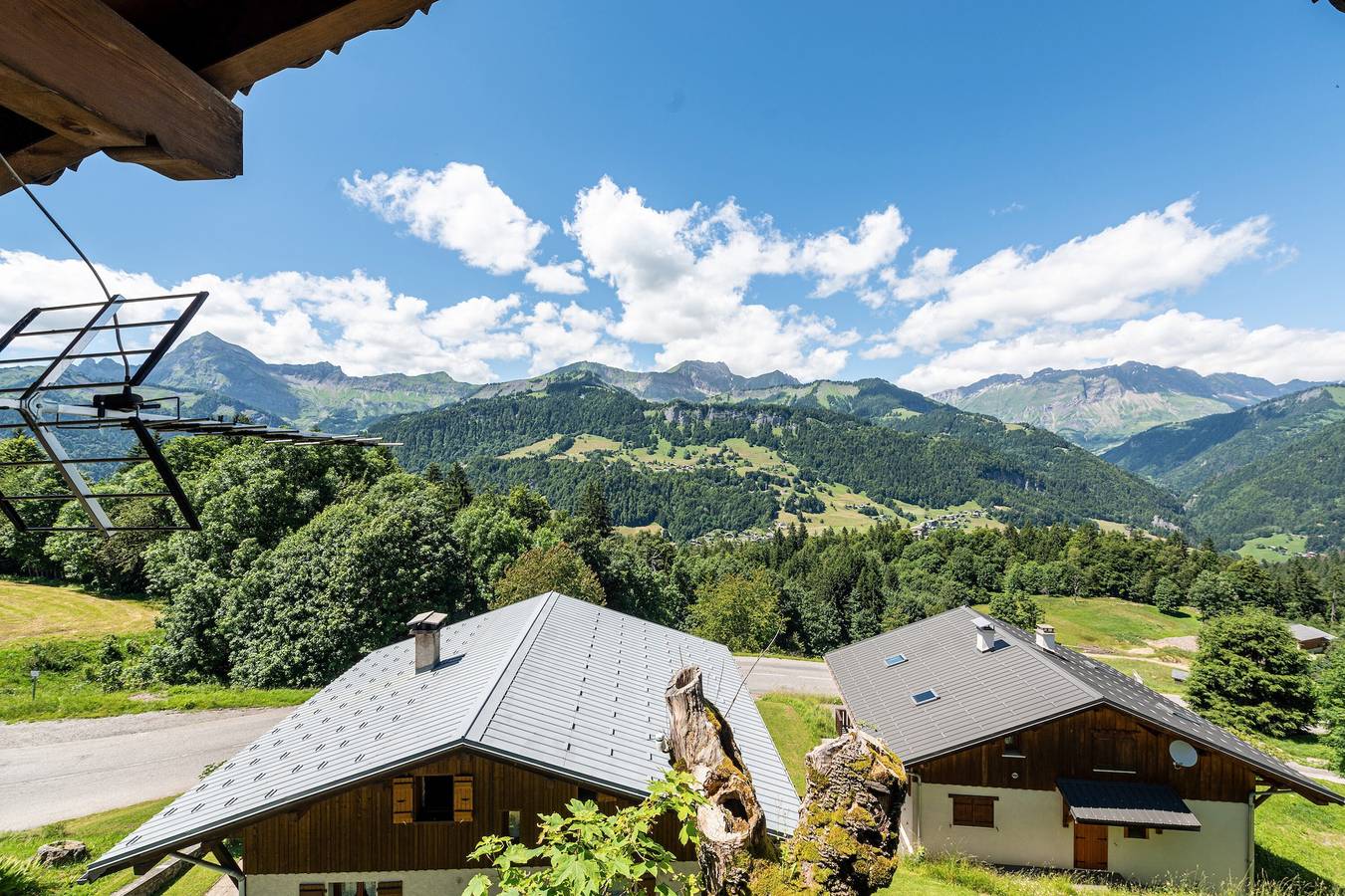 Appartement entier, Appartement 'Les Bouquetins,Piscine Et Aire Jeux' avec vue sur la montagne, jardin partagé et Wi-Fi in Crest-Voland, Région d'Albertville