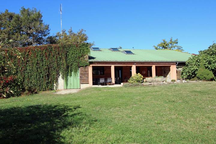 Gîte pour 11 personnes, avec jardin à Mailhac-sur-Benaize