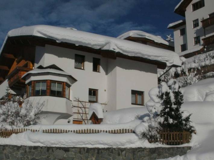 Ferienwohnung für 5 Personen, mit Balkon und Terrasse sowie Garten und Ausblick in Kaunerberg