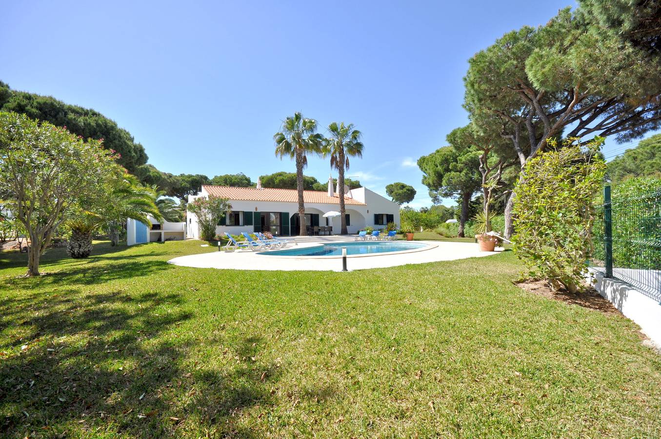 Close to Beaches and All Amenities, Private Pool, Free Ac and Wifi in Quarteira, Faro District