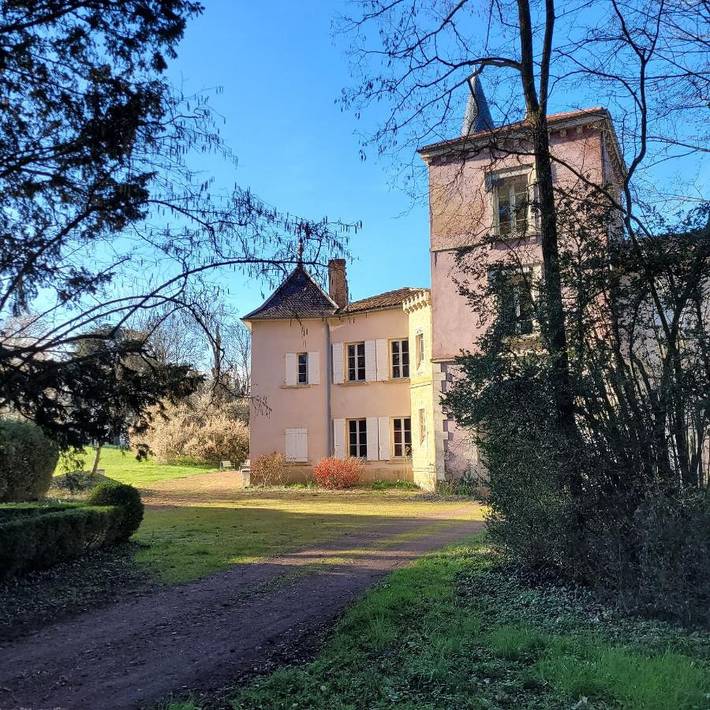 Location de vacances pour 2 personnes, avec Terrasse ainsi que Jardin et Vue à Charentay