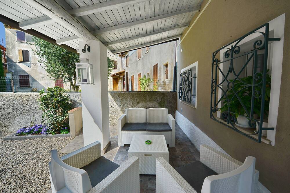 Residence at the Castle. Room in medieval village 10 minutes from Lake Garda in Monzambano, Mantua Provinz