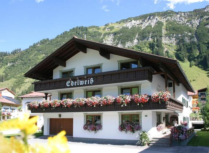 BnB für 2 Personen, mit Ausblick und Terrasse sowie Sauna in Lech am Arlberg