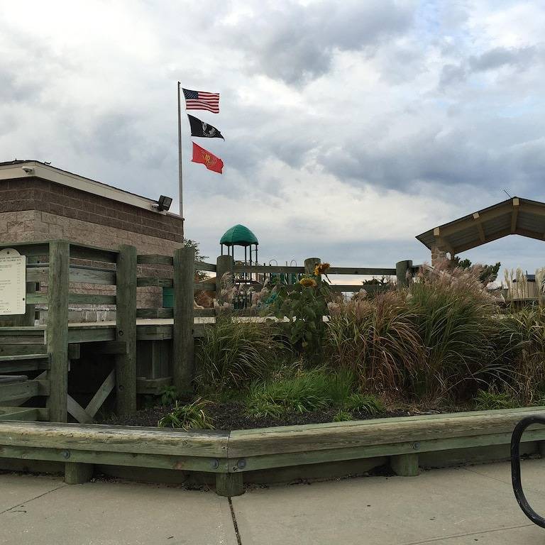 Haus am Wasser mit Freizeit Dock! Hervorragend geeignet für Rafting, und in der Nähe Strände in Mastic, North Fork