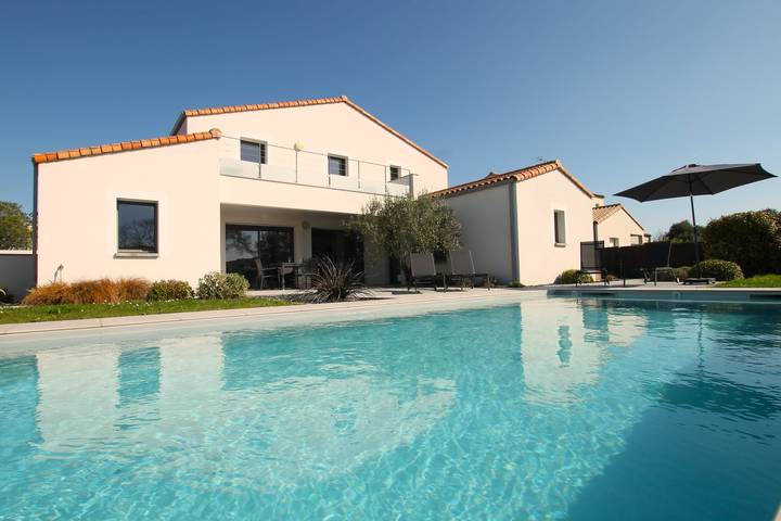 Ferienhaus für 10 Personen, mit Balkon und Terrasse sowie Garten und Pool