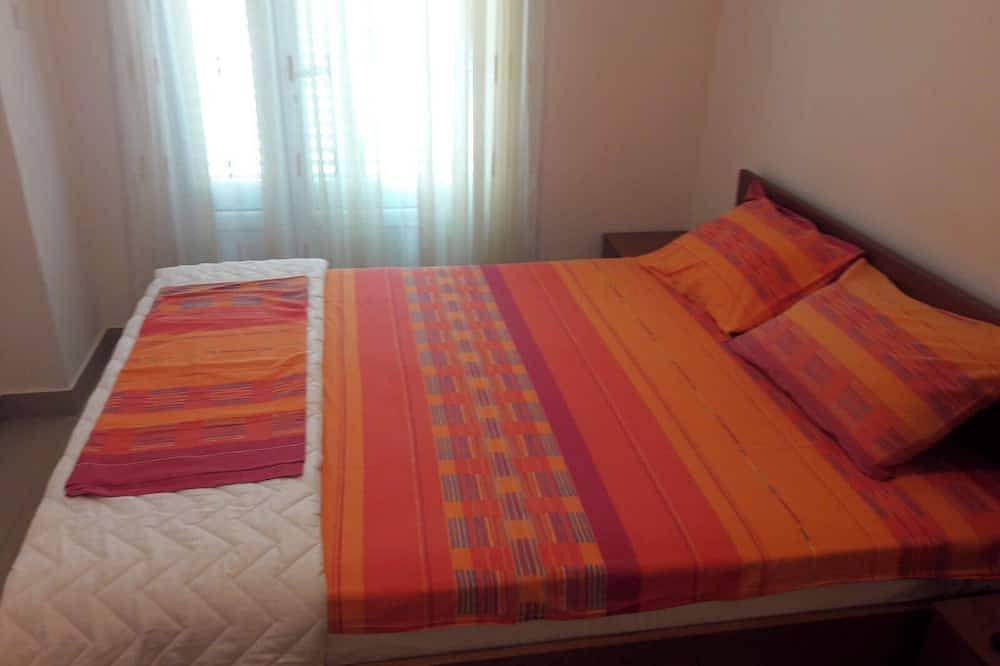 Appartement entier, Trokrevetni apartman u prizemlju kuce sa besplatnim parkingom u dvoristu kuce. in Budva, Municipalité de Budva