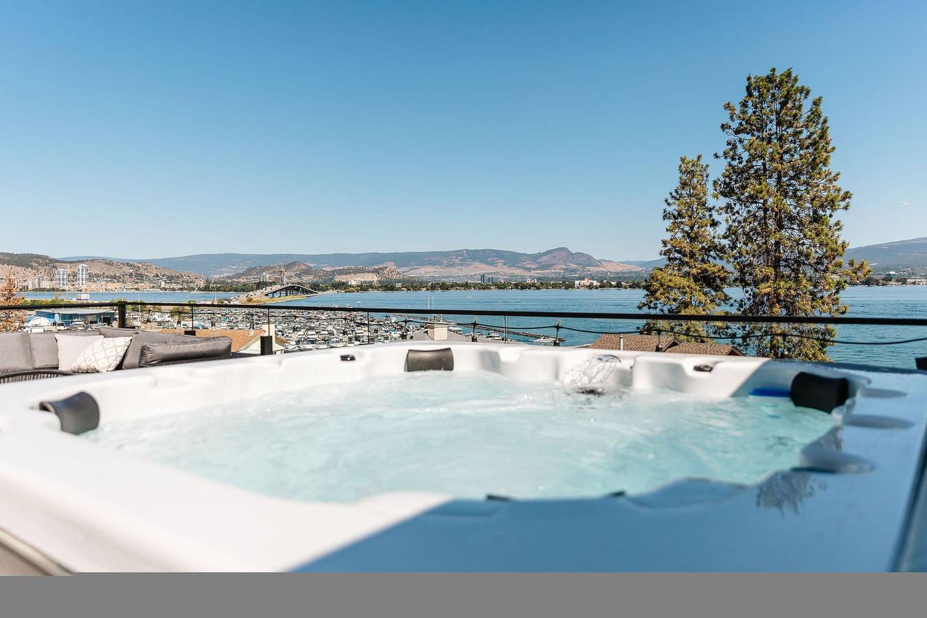 Ganze Wohnung, The Perch - Private Rooftop Patio w/ Hot Tub! in Crystal Mountain