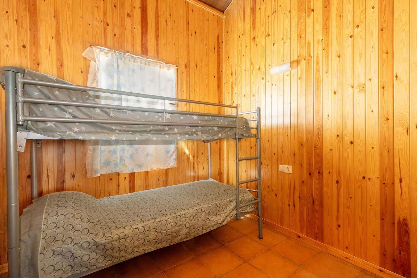 Caravana 'Bungalow 2' con vistas a la montaña, Wi-Fi y aire acondicionado in Alós de Balaguer, Noguera