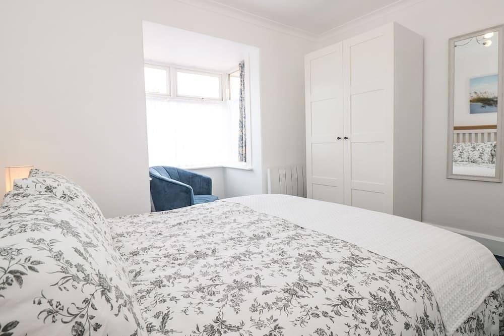 Little Honeynook, pet friendly, with hot tub in Bigbury in Bigbury on Sea, South Devon