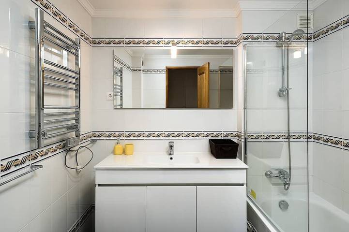 Ganze Wohnung, Modernes Apartment - 1 Schlafzimmer - 4 Gäste - 5 Minuten zum Strand in Alporchinhos (Atlantikküste), Porches
