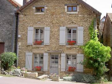 Gîte pour 8 personnes, avec terrasse à Châteauneuf (Côte-d'Or)