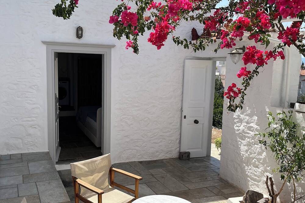 Entire apartment, Brigitte house. nice studio with beautiful view small courtyard inside in Hydra
