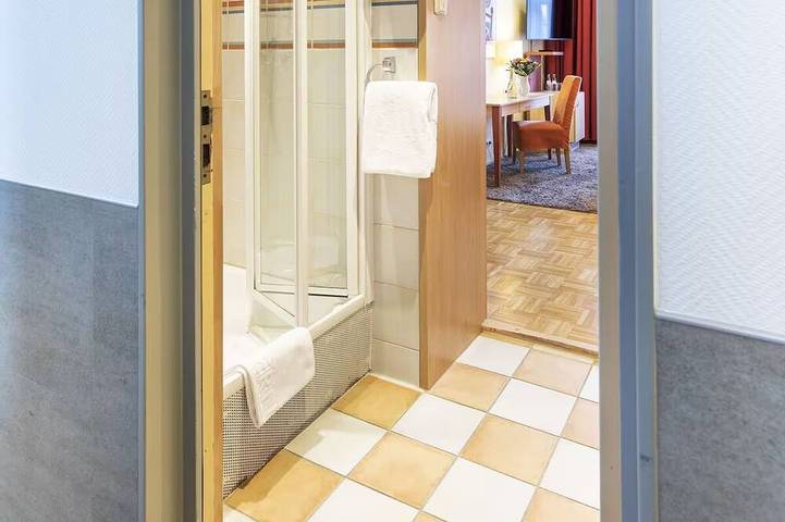 Modern Bonn Stay | Double Room | Pets Allowed | Museum Mile – 1.9 miles in Bonn, Rhineland