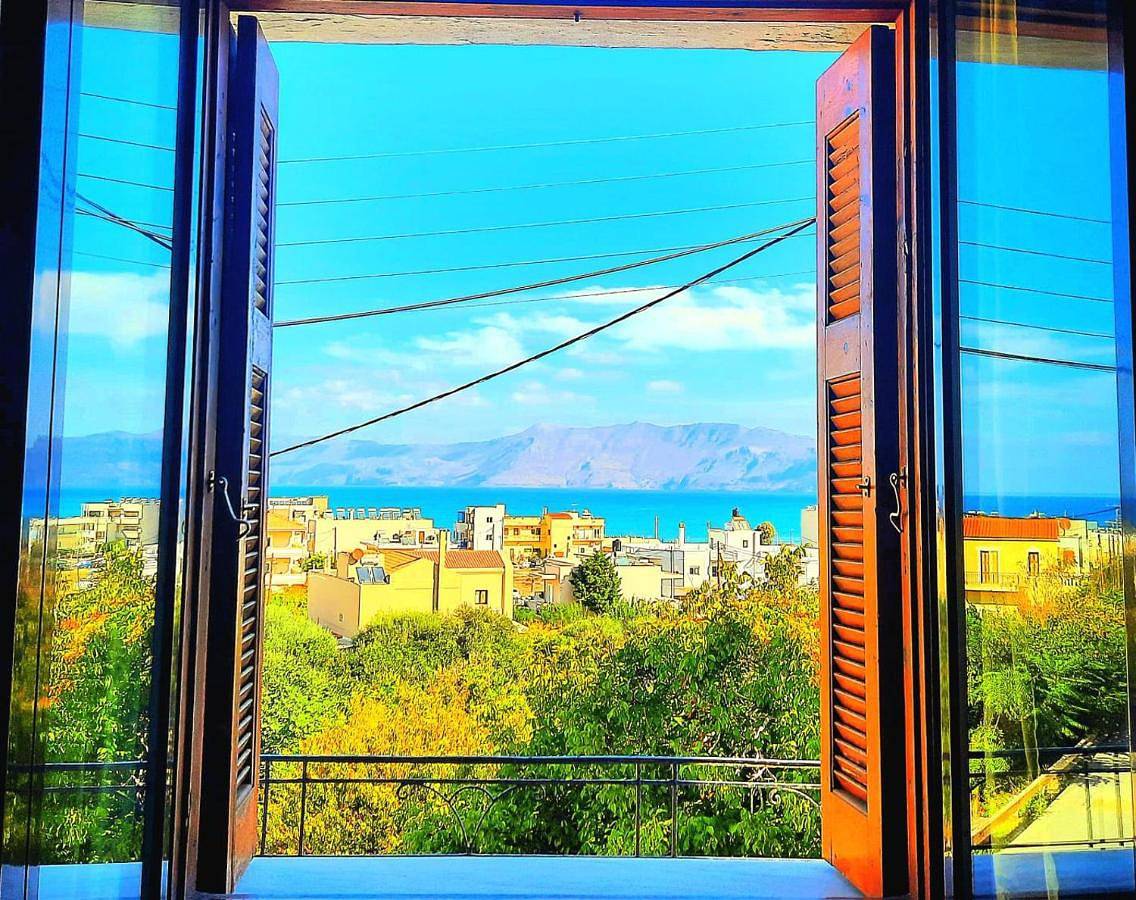 Sea View 3 Bedroom Stone Apartment in the City Center 300m from the Beach in Kissamos, Chania und Umgebung