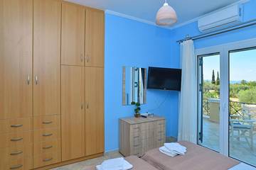 Villa for 15 People in Aegina City, Aegina, Photo 2