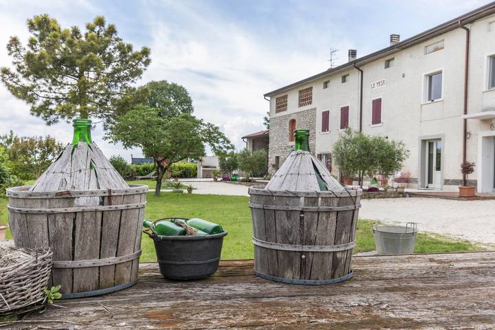 Entire apartment, Holiday Apartment "Agriturismo Tenuta Corte Tese 2" with Shared Garden & Wi-Fi in Sona, Verona Province