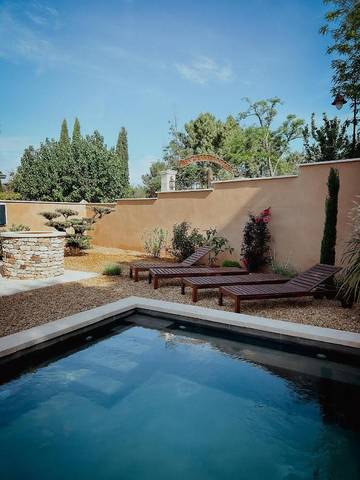 Chambre d’hôte pour 2 personnes, avec piscine ainsi que vue et jardin à Roussillon