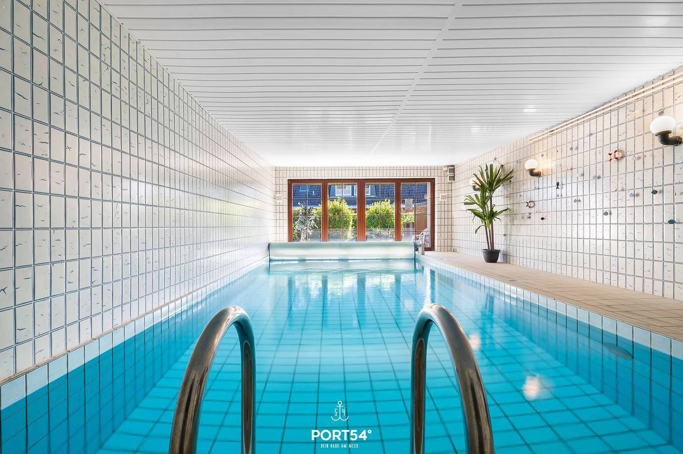 Ganze Wohnung, Familienfreundliche  Ferienwohnung für 5 Personen an der Nordsee mit Indoor-Schwimmbad und Balkon in Stinteck, Westerdeichstrich