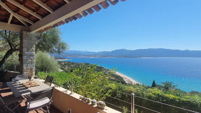 Gîte pour 4 personnes, avec balcon et piscine en Corse-du-Sud