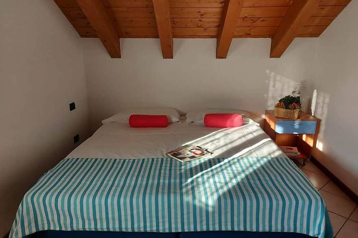 Ganze Wohnung, The studio is located in Rho, about 4 km from Fiera Milano Rho and 15 minutes from the center of Milan.It is equipped with all comforts: two single beds that can be transformed into a comfortable double if necessary, a kitchenette with kettle, microwave in Rho, Mailand Provinz
