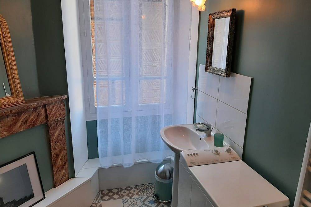 Entire apartment, Large charming studio in Cordes-sur-Ciel, Albi region