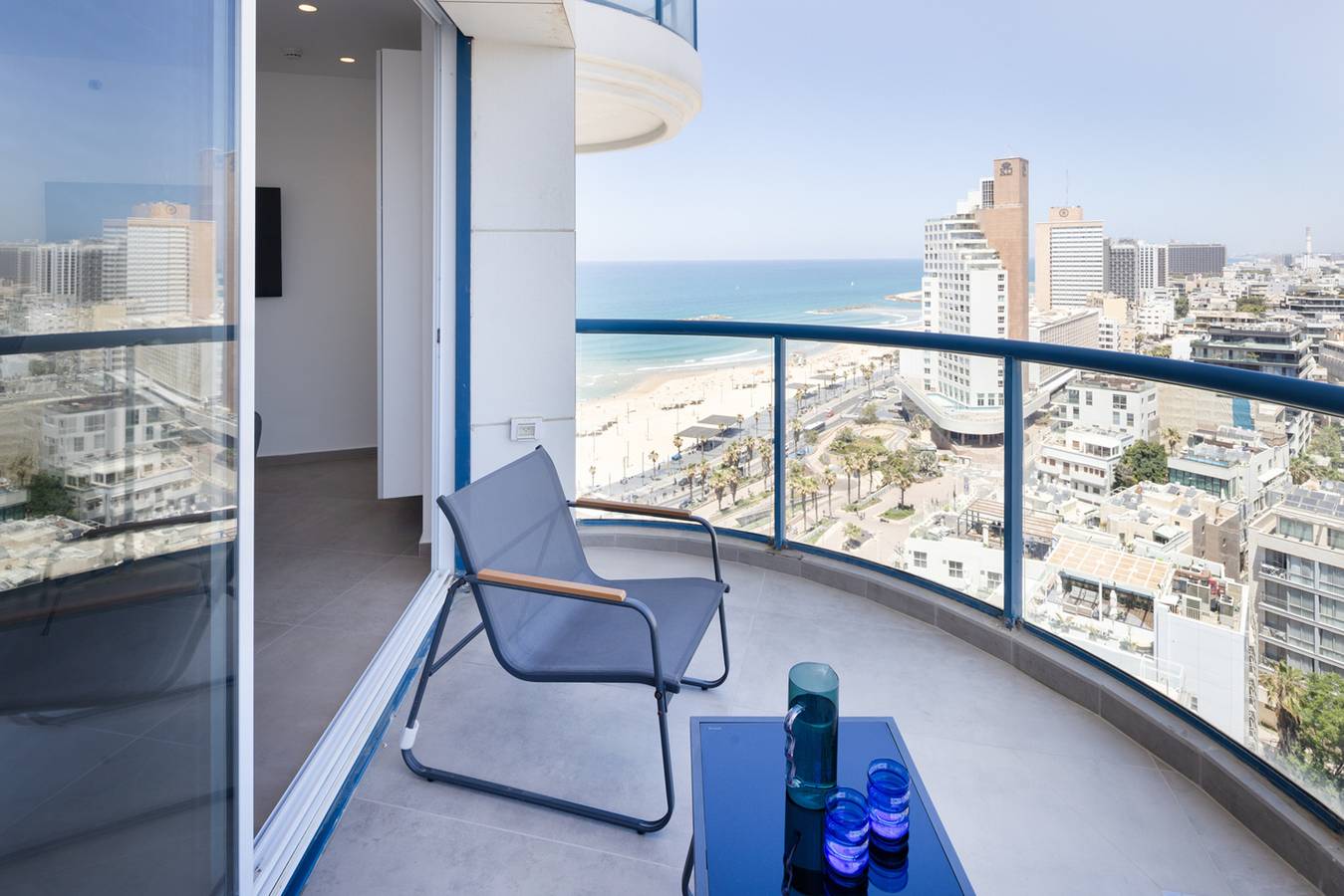 Apartamento entero, Spacious Studio Apt w Sea View 2 min from Beach in Tel Aviv, Distrito de Tel Aviv