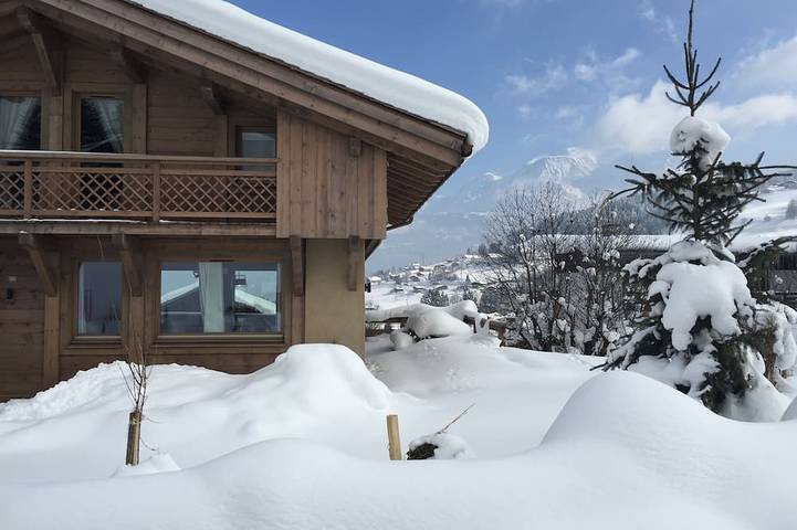 Holiday rental for 14 people, with balcony and garden as well as hot tub in Combloux