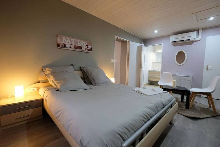 Beautiful stone house in a large park, heated swimming pool, guaranteed peace and quiet. in Bruniquel, Tarn-et-Garonne