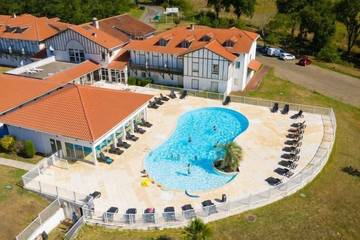 Gîte pour 8 personnes, avec balcon et piscine à Cassen