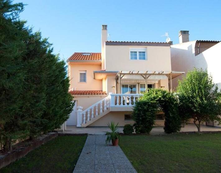 Chalet para 14 personas, con jardín y jacuzzi en Navarra