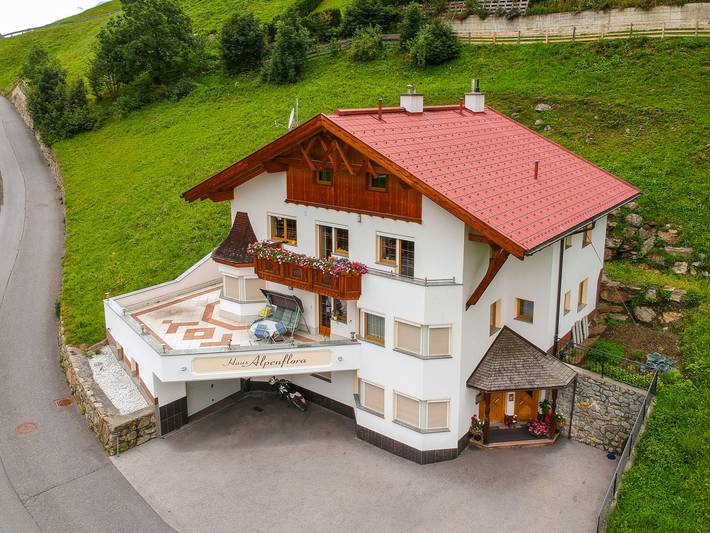 Ferienwohnung für 6 Personen, mit Terrasse und Garten sowie Ausblick in Kappl