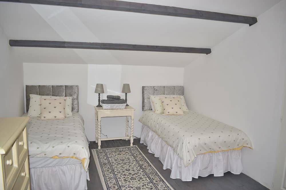 Charming and Fully Refurbished 2 Bedroom Gite on the Charente/Dordogne Border in Édon, Charente